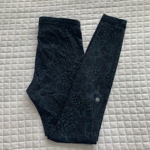 Lululemon Speed Up Tight (Full-On Luxtreme 27")
Nouveau Mach Blue Black
size 6